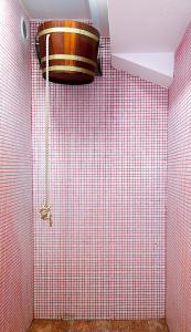 彼得罗沙尼鲁苏酒店的浴室设有红色瓷砖墙和桶