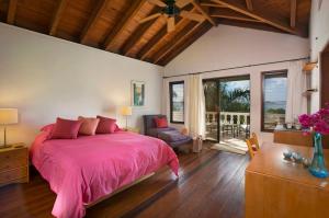维尔京戈尔达岛BELLAMARE的卧室设有粉红色的床和大窗户