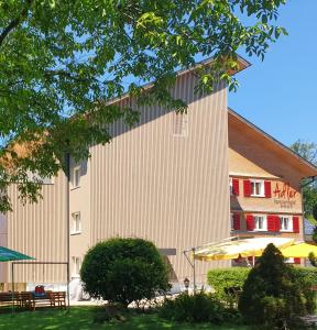 林格瑙阿德尔酒店的前面有长凳的大建筑