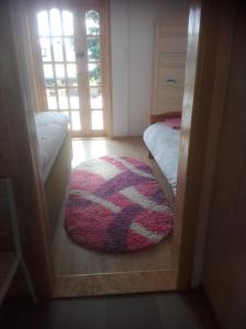 兹维日涅茨Stadnina koni Tarka的小房间,地板上铺着地毯,设有窗户
