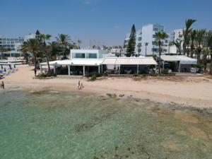 阿依纳帕Karousos Beach Rooms的享有海滩、建筑和水景