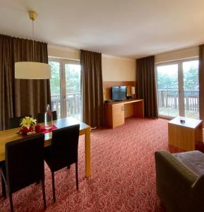 米明伊丽莎白公寓酒店的酒店客房设有餐桌和客厅。