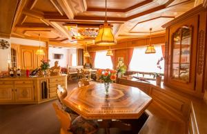 萨尔甘斯Hotel Franz Anton的一间带木桌的厨房和一间餐厅