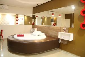 阿拉皮拉卡Lotu's Motel的浴室设有圆形水槽和镜子
