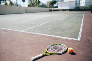 阿尔沃尔Dunas do Alvor - Budget的网球场上的网球拍和网球