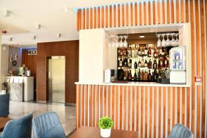马马亚Quartz Boutique Hotel的餐厅里一个橙色和白色条纹的酒吧