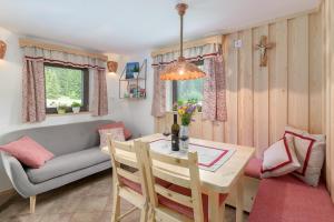 GoreljekZalin planinski raj的客厅配有桌子和沙发