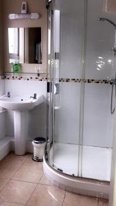 库克斯敦贝尔法斯特之家旅馆的带淋浴和盥洗盆的浴室
