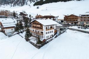 科尔福索Garnì Bel Air的雪中小镇的空中景色