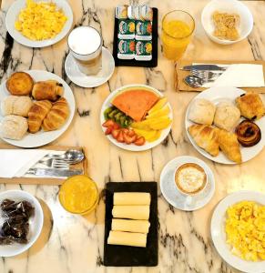 里斯本262精品酒店的一张装满食物的桌子,