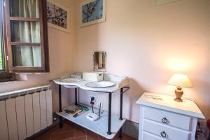 OlmiCasa di Zela的一间带水槽和电话的小浴室