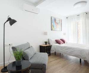 潘普洛纳CARPE DIEM - Disfruta a lo grande的白色的客厅配有床和沙发