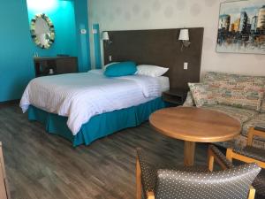多尔勃迪利庄宾馆的酒店客房配有床、桌子和沙发。