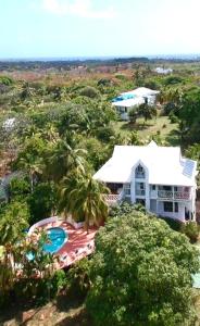 圣安德烈斯Ocean View Sai的享有带游泳池的房屋的空中景致