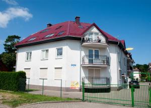 波别罗沃Apartament IKAR blisko morza的一座大型白色房屋,设有红色屋顶