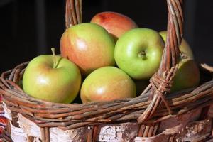 基洛纳鹌鹑岭度假天堂住宿加早餐旅馆的装满苹果和其他水果的篮子