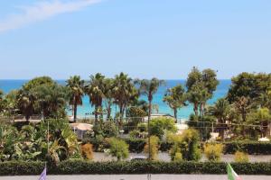 冯塔尼比安奇布拉瑞加酒店的享有海滩美景。