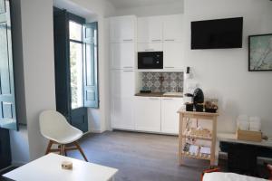 赫罗纳Girona Santa Clara的客厅配有白色橱柜和白色椅子