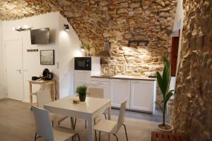 赫罗纳Girona Catedral的厨房以及带桌椅的用餐室。