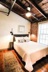 塞勒姆The Lofts at Downtown Salem的一间卧室设有一张床和砖墙