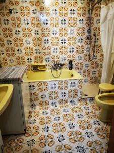 焦约萨马雷阿Casa Vacanze Gioiosa Marea的一间带水槽和卫生间的浴室