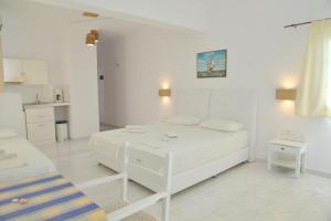 阿达玛斯Hotel Apartments Giannis的白色客房 - 带床和厨房