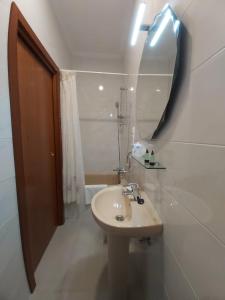 圣塞瓦斯蒂安罗雷亚旅馆的一间带水槽和镜子的浴室