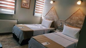 泰基尔达Royal Park Hotel Corlu的一间客房内配有两张床的房间