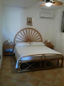 兰佩杜萨Appartamenti Za Barbara的一间卧室配有一张大床和风扇