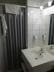 图尔杜马诺尔酒店的白色的浴室设有水槽和镜子