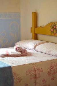 蒂拉登特斯Hostel Tiradentes的一间卧室配有两张带毛巾的床
