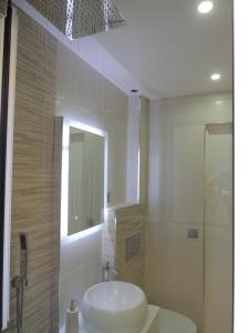 阿马兰特Apartamento Amarante - Vista São Gonçalo的浴室配有白色水槽和淋浴。
