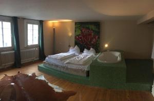 拉尔Hotel Löwen的一间卧室配有一张床和一个水槽