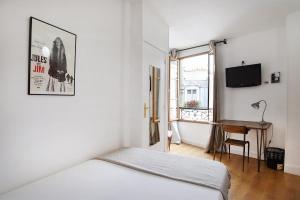 巴黎赛斯酒店的白色卧室配有床和书桌