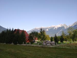 博维茨Počitniška hiša Nad Sočo的山地中的红色谷仓