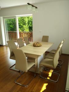 博维茨Počitniška hiša Nad Sočo的一间带木桌和椅子的用餐室