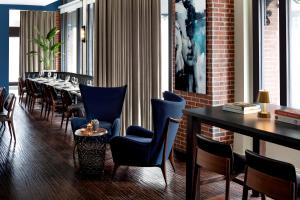 波士顿博科萨酒店的一间带长桌和椅子的用餐室