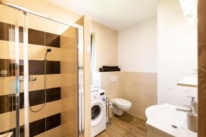 维尔兹Apartmaji BANONIA的浴室配有洗衣机和烘干机。