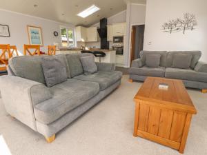 康福斯Mereside的客厅配有沙发和桌子