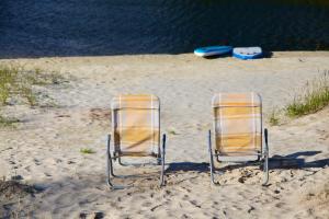 SvencelėNamelis nuosavame paplūdimyje的沙滩上的两把椅子