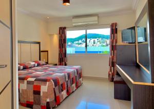 阿卡普尔科尼罗酒店的一间卧室设有一张床和一个大窗户