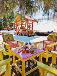 VukovinaSunny Hill kuća za odmor na Zlataru的野餐桌和带凉亭的椅子