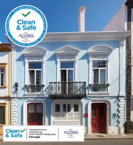 蓬塔德尔加达Casadacidade的蓝色的房子,标有清洁和安全的标志