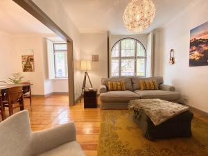 里斯本Luxury Vintage apartment by MyPlaceForYou, at the city centre next to Marquês de Pombal的客厅配有沙发和桌子