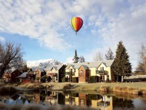 箭镇米尔布鲁克度假村的热气球飞越房子