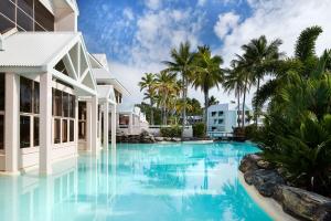 道格拉斯港道格拉斯港喜来登大酒店 的棕榈树屋前的游泳池