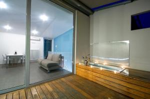 托尔博莱Mecki Apartments的带沙发和滑动玻璃门的客厅