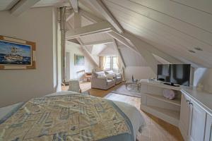 依瓦勒西西利别墅酒店的一间卧室设有一张床和一间客厅。