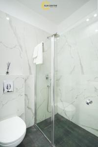 埃拉特Sun Center Eilat的一间带卫生间和玻璃淋浴间的浴室