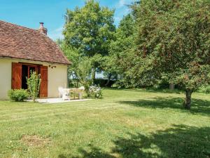 Savignac-LédrierWelcoming cottage in Savignac L drier with garden的房子旁的院子的长凳